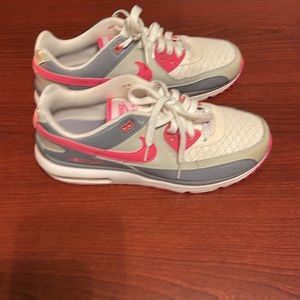 Nike Air women’s size 9 used 1 time. Great condition. White and pink Nike air.